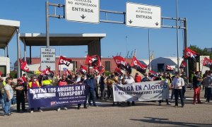Concentración de trabajadores de Grupo Alonso en la entrada del Puerto de Valencia.