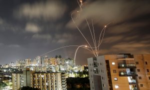 Rayos de luz producidos cuando el sistema antimisiles Cúpula de Hierro de Israel intercepta cohetes lanzados desde la Franja de Gaza hacia Israel.