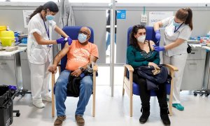 Varias enfermeras administran una vacuna en el Hospital de Emergencias Enfermera Isabel Zendal de Madrid. La Comunidad de Madrid.