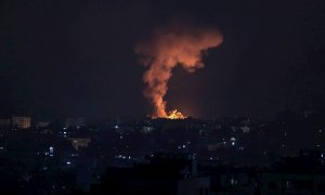 El humo y las llamas se elevan después de un ataque aéreo israelí en el norte de la franja de Gaza