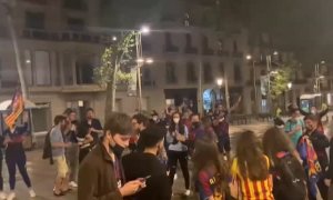 Decenas de jóvenes celebran en Canaletas la victoria del Barça femenino en la Champions