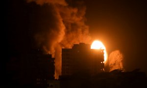 Humo y llamas salen de un edificio atacado por el Ejército israelí en la ciudad de Gaza, este lunes 17 de mayo de 2021.