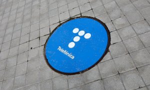 El nuevo logo de Telefónica, en una tapa en el suelo cerca de su sede en la zona norte de Madrid. E.P.