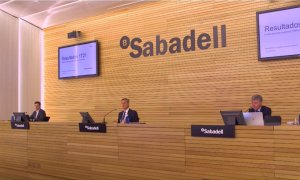 El director financiero de Banco Sabadell, Leopoldo Alvear, (izq) y el consejero delegado, Césa González-Bueno (centro), en la rueda de prensa de presentación de resultados del primero trimestre. E.P.