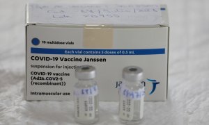 Viales vacíos de la vacuna contra la covid-19 de  Johnson & Johnson. REUTERS/Jon Nazca