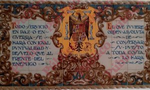 Placa de cerámica en el Cuartel El Rey de El Pardo, sede de la Guardia Real, que mantiene el águila con el yugo y las flechas, y el lema "Una, Grande, Libre", del régimen franquista.