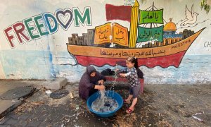 Los palestinos, que huyeron de sus hogares debido a los ataques aéreos y de artillería israelíes, lavan su ropa en una escuela dirigida por las Naciones Unidas donde se refugian, en la ciudad de Gaza