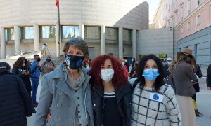 María Jesús Casado, Irune Saiz y Coro Alonso, delante del edificio del Senado, en Madrid, donde acudieron el pasado abril para denunciar la situación de precariedad de los interinos en fraude de ley.