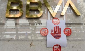 El logo de BBVA en sus oficinas en Valladolid, tras la protesta de trabajadores por el ERE que el banco ha presentado. EFE/NACHO GALLEGO