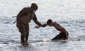 "La invasión son niños lanzándose al agua": las duras imágenes que muestran la realidad de los migrantes que llegan a Ceuta