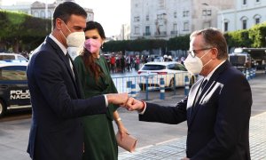 El presidente del Gobierno, Pedro Sánchez, saluda al presidente de Melilla, Eduardo de Castro en su visita este martes 18 de mayo de 2021.