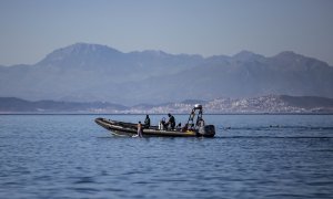 Un menor marroquí es socorrido por la Guardia Civil en las aguas de Ceuta.