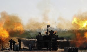 Soldados israelíes trabajan en una unidad de artillería mientras dispara cerca de la frontera entre Israel y la Franja de Gaza, en el lado israelí.