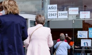 Un grupo de personas hace cola en un centro de vacaciones en Valladolid este martes día en el que la Comisión de Sanidad Pública se reúne para dar respuesta a los casi dos millones de españoles que recibieron la primera dosis de AstraZeneca y que esperan