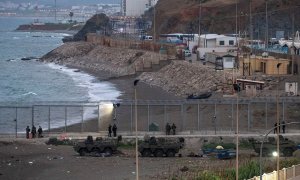 Soldados del Ejército vigilan a primera hora de este jueves la frontera del Tarajal que separa Ceuta de Marruecos este jueves 20 de mayo de 2021.