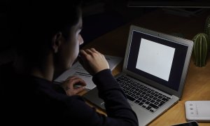 12/01/2021. Imagen de archivo de un estudiante utilizando desde casa el ordenador para realizar tareas académicas, en Madrid. - EUROPA PRESS