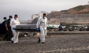 Traslado del cadáver hallado cerca de la playa de El Tarajal.