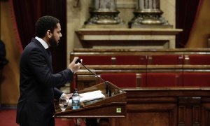Pla obert del líder de Vox al Parlament, Ignacio Garriga, durant el ple d'investidura al Parlament. Imatge del 21 de maig del 2021
