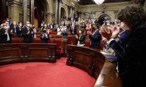 L'hemicicle del Parlament aplaudint Pere Aragonès després que hagi estat escollit president de la Generalitat.