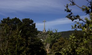 Vista de la cruz del Valle de los Caídos desde donde se ubicaban los barracones de los trabajadores de Banús.