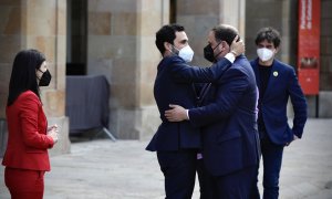 Salutació d'Oriol Junqueras i Roger Torrent a les portes del Parlament. Imatge del 21 de maig del 2021