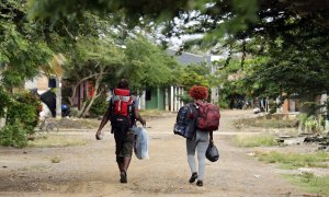 Migrantes caminan, el 3 de mayo de 2021, por Necoclí (Colombia).