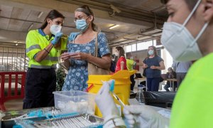 Una enfermera pone la vacuna de Pfizer contra la covid-19 a una mujer, este viernes en el estadio Nueva Condomina de Murcia.