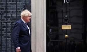 El primer ministro británico, Boris Johnson, en la entrada del número 10 de Downing Street, esperando al presidente de Gabon, Ali Bongo Ondimba. REUTERS/Henry Nicholls