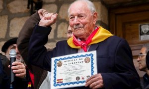 Fotografía del 28/10/2016 del último brigadista internacional y excombatiente en el bando republicano de la Guerra Civil, Josep Eduard Almudéver, que ha fallecido en Francia a los 102 años