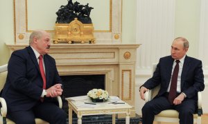 El presidente de Bielorrusia, Alexander Lukashenko, con el presidente ruso, Vladimir Putin, en un encuentro en Moscú el pasado abril. AFP/Mikhail Klimentyev
