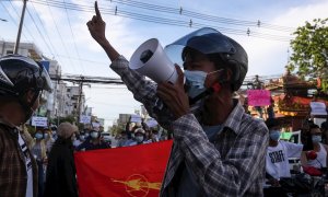 Protesta contra el régimen militar en Mandalay.