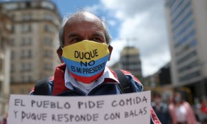 Uno de los participantes en las protestas contra el presidente colombiano, Ivan Duque, en  Bogotá.. REUTERS/Luisa Gonzalez