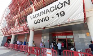 Decenas de personas hacen cola para recibir la vacuna contra la covid en el estadio murciano de Nueva Condomina.
