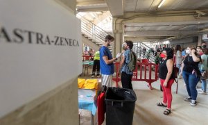 Un enfermero pone la segunda dosis de la vacuna AstraZéneca a un hombre este martes en el estadio murciano de Nueva Condomina.