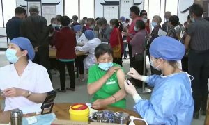 China administra más de 584 millones de dosis de vacunas covid