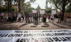 Imatge de la concentració de protesta que es va fer aquest dijous davant de l'Ajuntament de Barcelona.