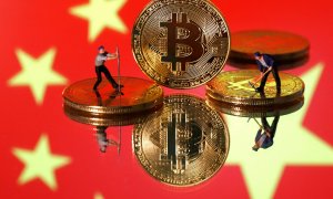 Ilustración de pequeñas figuras de juguete y representaciones de la moneda virtual bitcoin frente a una imagen de la bandera de China. - REUTERS