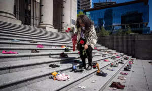 Homenaje a los menores indígenas fallecidos cuyos cadáveres han sido hallados en un internado público de Kamloops, en Canadá