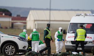 26/05/2021. Imagen de archivo de varios agentes de la Guardia Civil y una ambulancia. - EUROPA PRESS