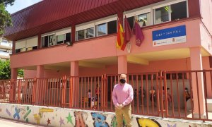 El concejal de Vox, José Palma, en su visita el pasado 23 de mayo a un colegio donde ya cuelga la bandera de España.
