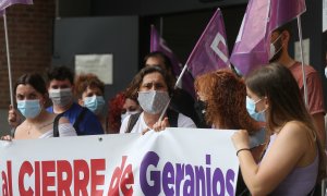 Varias personas con una pancarta en la que se lee: "No al cierre de geranios, ¡Continuidad ya!", durante una concentración, convocada por CCOO para pedir que continúe abierto el centro para mujeres sin hogar, ‘Geranios II’ de Madrid, en la puerta del área