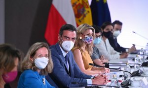 El presidente del Gobierno, Pedro Sánchez, acompañado de las vicepresidentas Nadia Calviño, Yolanda Díaz y Teresa Ribera y la ministra de Asuntos Exteriores, Arancha González Laya, entre otros, durante la XIII cumbre hispano-polaca en la localidad madrile