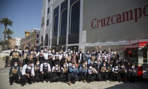 Los maestros cerveceros con los alumnos de la Factoría Cruzcampo, en Sevilla.