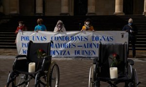 Manifestación en homenaje a los residentes fallecidos por coronavirus en la Plaza de la Diputación de Vitoria, País Vasco (España), a 20 de marzo de 2021.