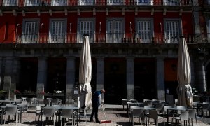 Un camarero barre en la terraza de un bar de la Plaza Mayor de Madrid. REUTERS/Sergio Perez