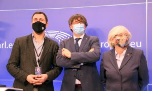 Els eurodiputats de JxCat Carles Puigdemont, Toni Comín i Clara Ponsatí després de la roda de premsa a l'Eurocambra sobre el suplicatori, el 24 de febrer del 2021 a Brussel·les