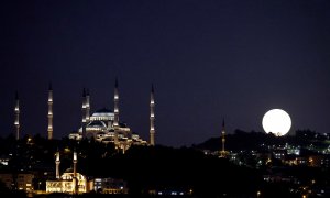 La noche de la superluna sobre Estambul.