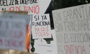 Una persona sujeta un cartel en el que se lee: "Si ya funciona pa qué tocas", en la manifestación convocada por la plataforma FSE Unida como protesta al sistema de adjudicación de plazas para el MIR este año frente al Ministerio de Sanidad, a 25 de mayo d