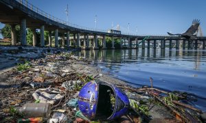 Un casco que flota entre las basuras en una playa de la bahía de Guanabara en Río de Janeiro. - André Coelho