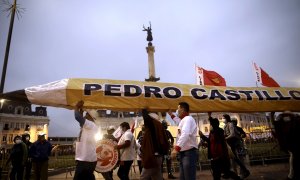03/06/2021.- Simpatizantes del candidato a la Presidencia de Perú Pedro Castillo, se congregan para el cierre de su campaña de cara a la segunda vuelta presidencial del próximo 6 de junio, en la plaza Dos de Mayo, en Lima.